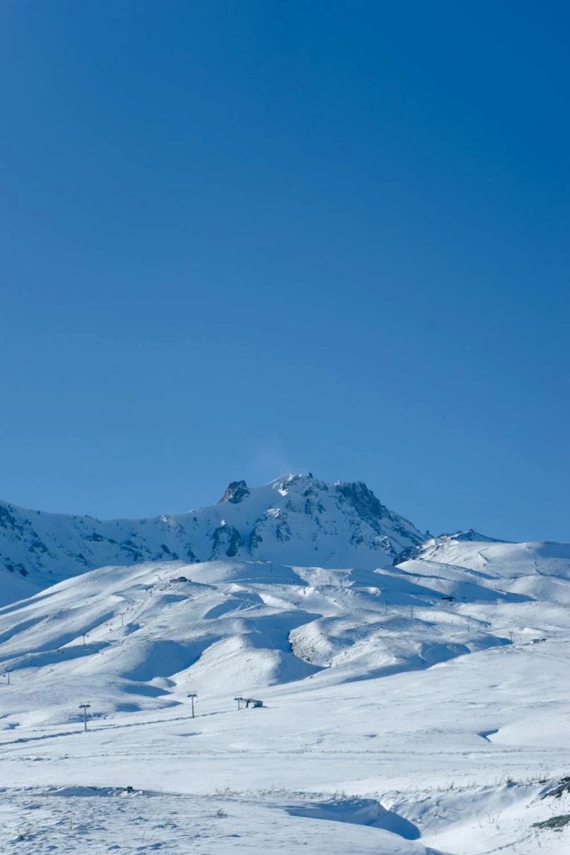 Первый снег выпал в горах Сочи: горнолыжный сезон может открыться раньше