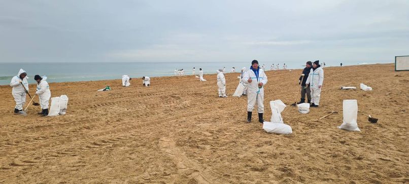 На загрязненные от мазута пляжи Анапы привезут новый песок