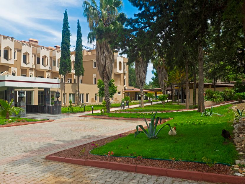 Alexius Beach Hotel - 4