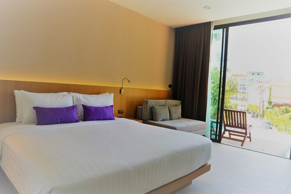 THE LUNAR PATONG - 82