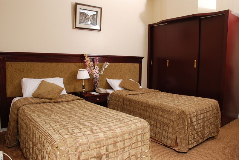 AL BUSTAN HOTEL FLATS - 11