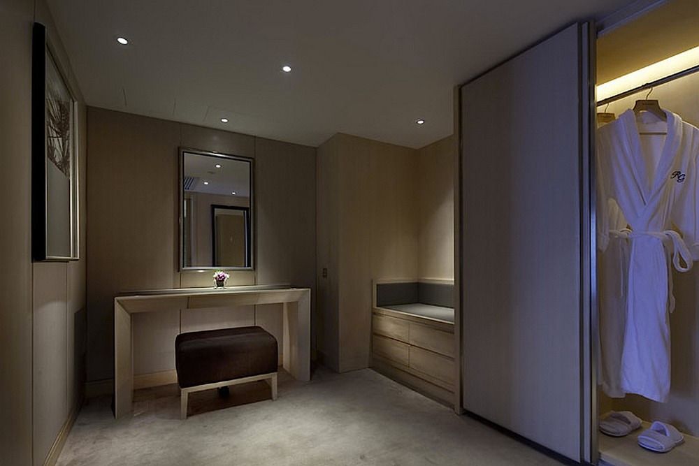 THE ROYAL GARDEN HOTEL - 44