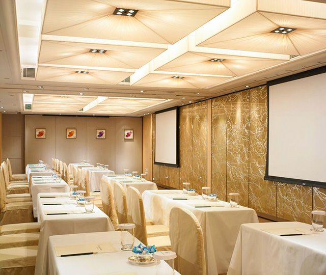 THE ROYAL GARDEN HOTEL - 25