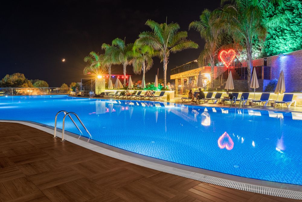 Michell Hotel (only adults 16+) - 16