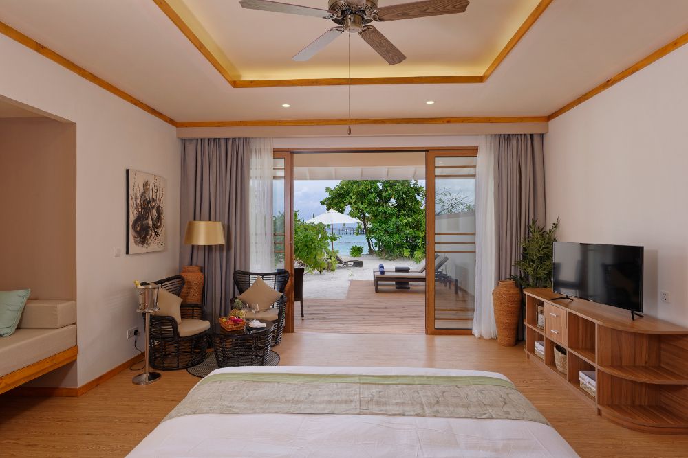 BRENNIA KOTTEFARU - 40