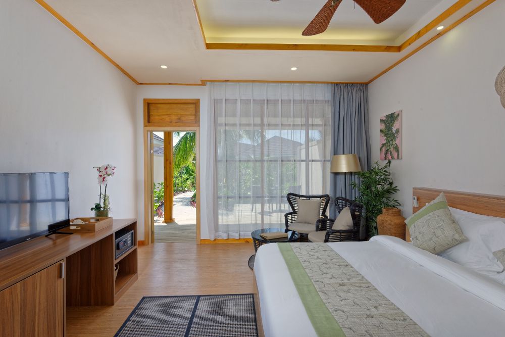 BRENNIA KOTTEFARU - 38