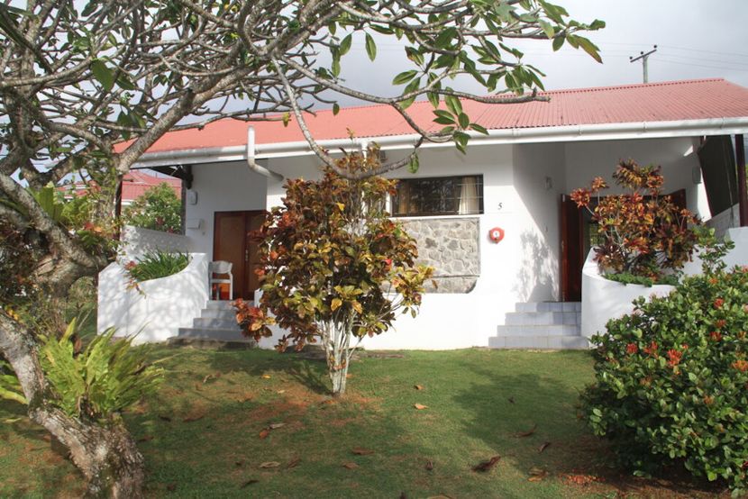 DANIELLAS BUNGALOWS - 1