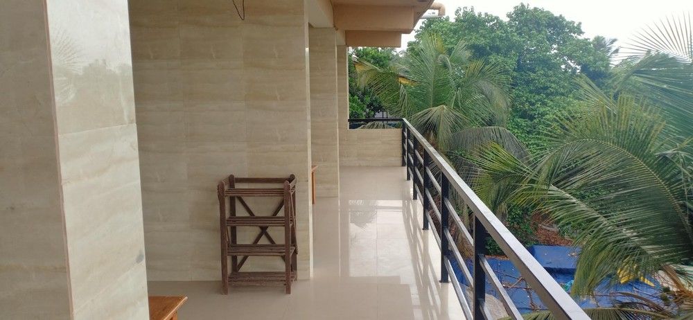 21 COCONUTS INN  - 19