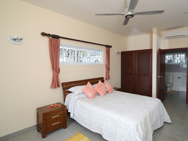 SURFERS SELF CATERING CHALETS - 14