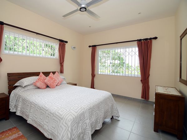 SURFERS SELF CATERING CHALETS - 13