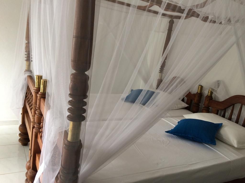 UNAWATUNA BEACH BUNGALOW - 7