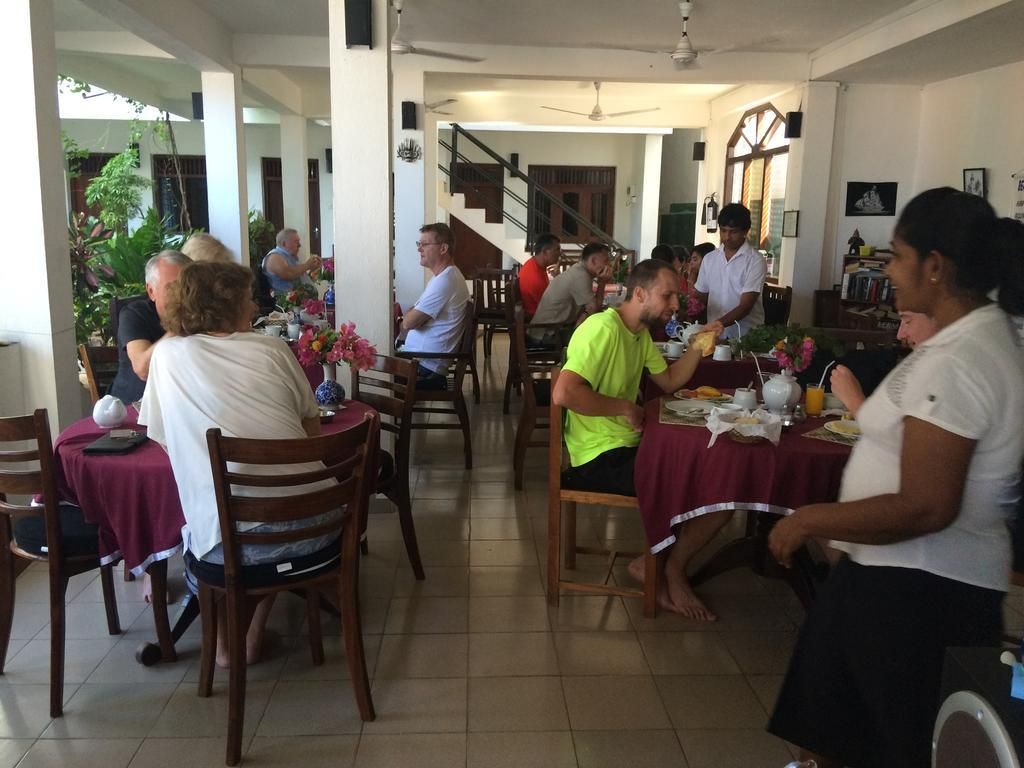 UNAWATUNA BEACH BUNGALOW - 10