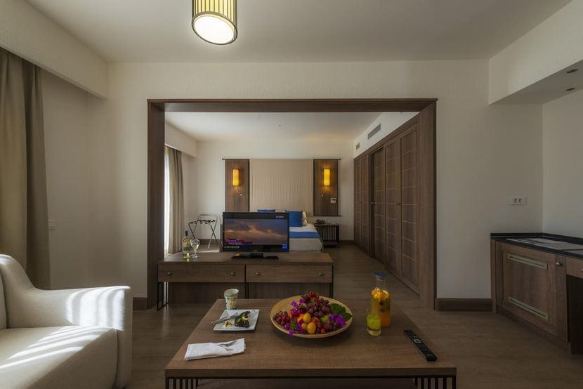Liv Hotel by Bellazure - 6