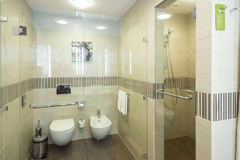 HILTON GARDEN INN - 12