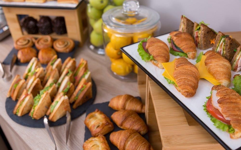 HAMPTON BY HILTON TRIUMPHAL ARCH - 14