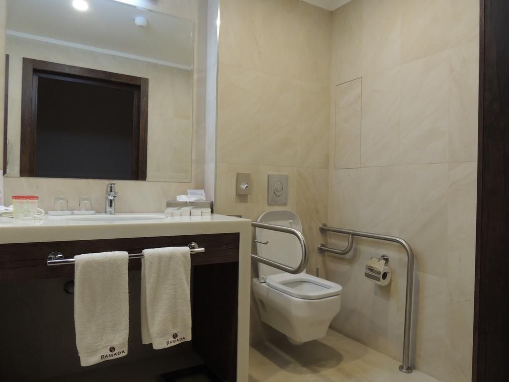 RAMADA HOTEL & SUITES BY WYNDHAM - 8