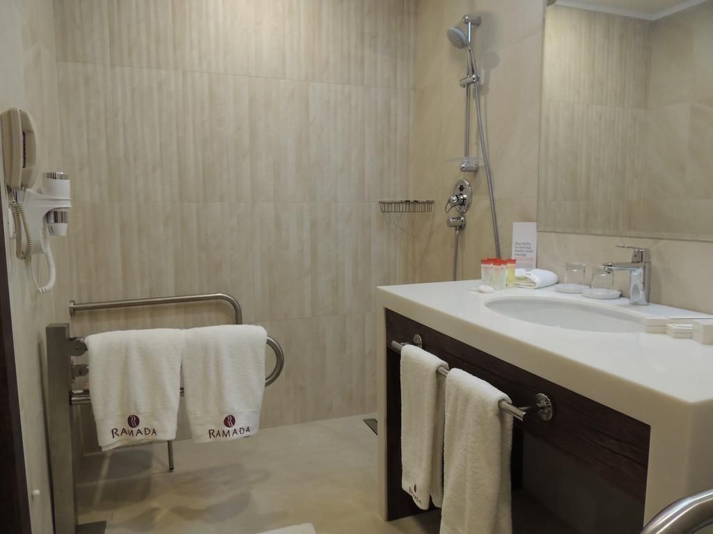 RAMADA HOTEL & SUITES BY WYNDHAM - 9