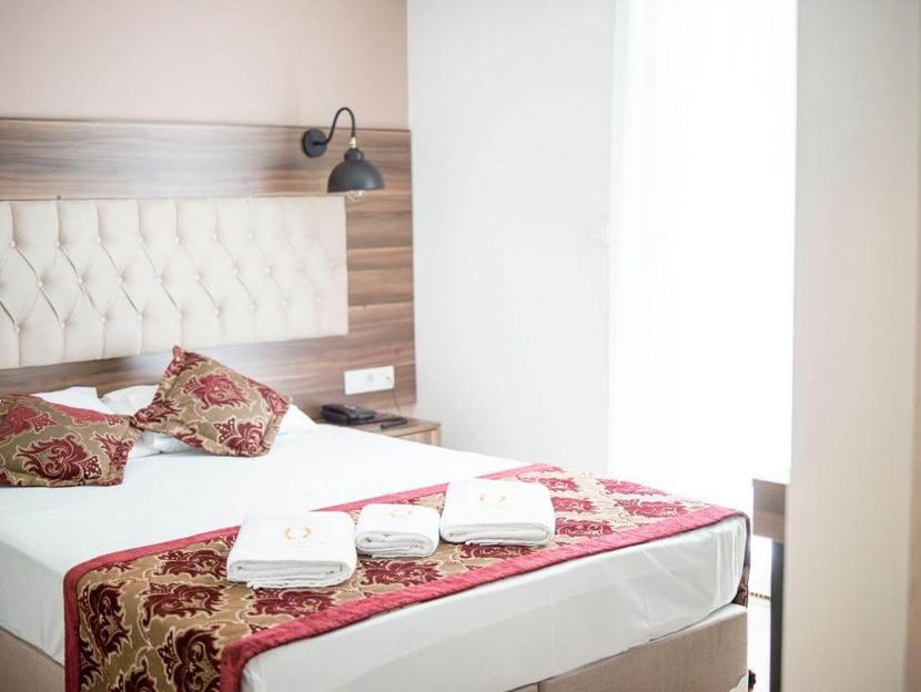 The Reina Hotel - 4