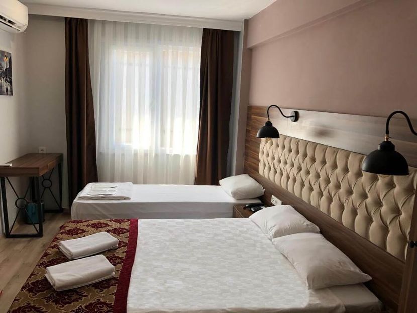 The Reina Hotel - 5