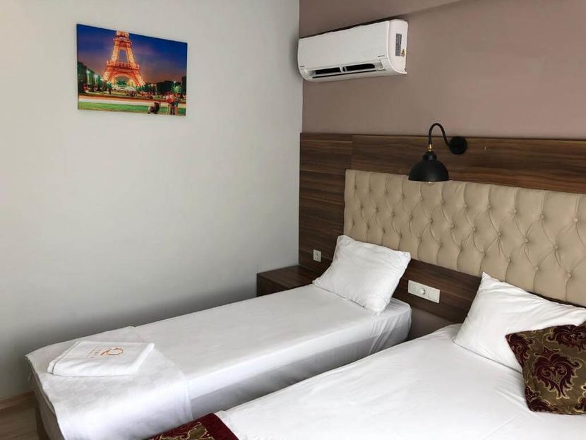 The Reina Hotel - 6
