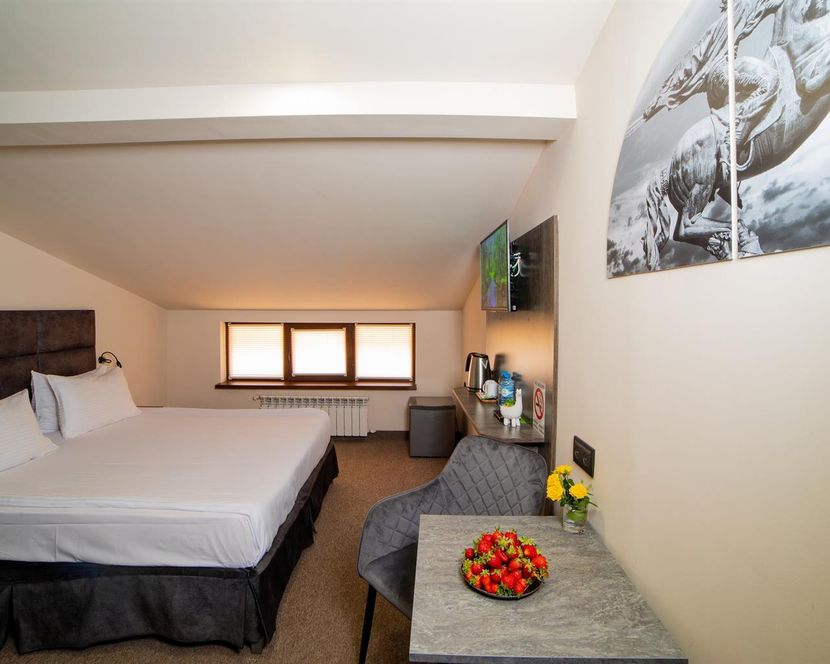MEDIAN HOTEL - 3