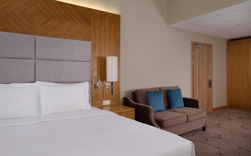 DOUBLETREE BY HILTON - 7