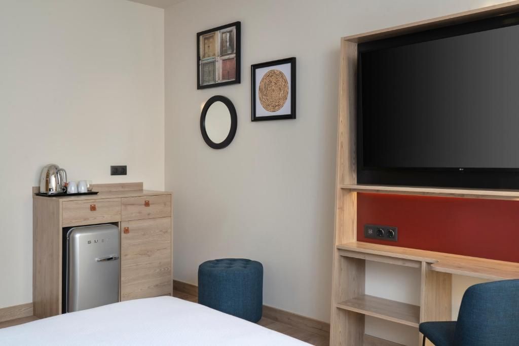 HAMPTON BY HILTON - 14