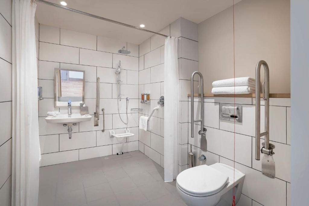 HAMPTON BY HILTON - 16