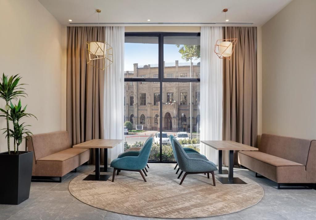 HAMPTON BY HILTON - 23