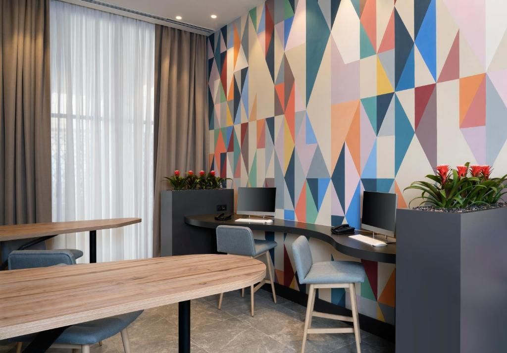 HAMPTON BY HILTON - 24