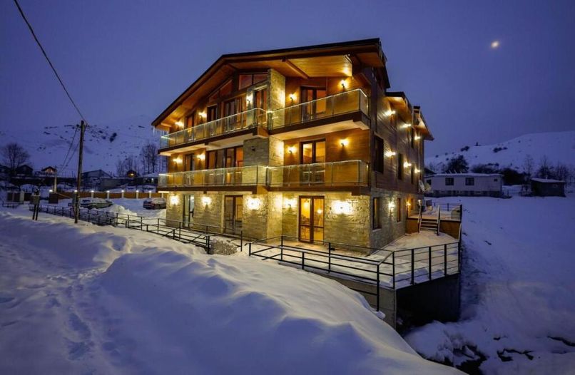 PINE CHALETS - 1