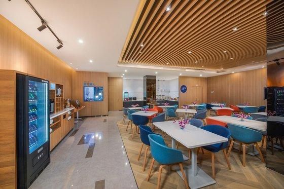HOLIDAY INN EXPRESS XUHUI BINJIANG (上海徐汇智选假日酒店) - 4