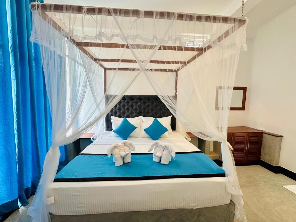 CAMELLIA UNAWATUNA - 5