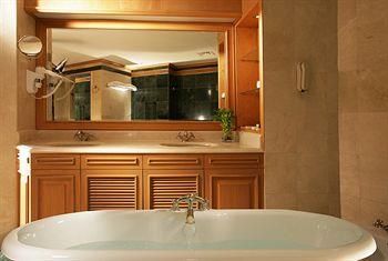 THE LUXE AVENUE HOTEL - 4