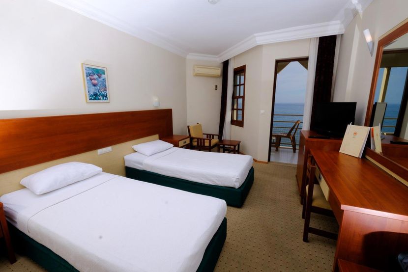 Anitas Beach Hotel - 3
