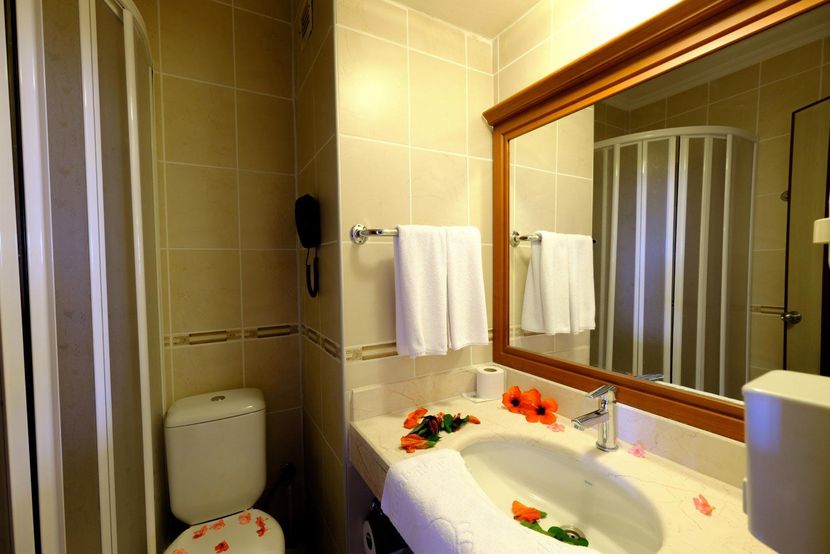 Anitas Beach Hotel - 5