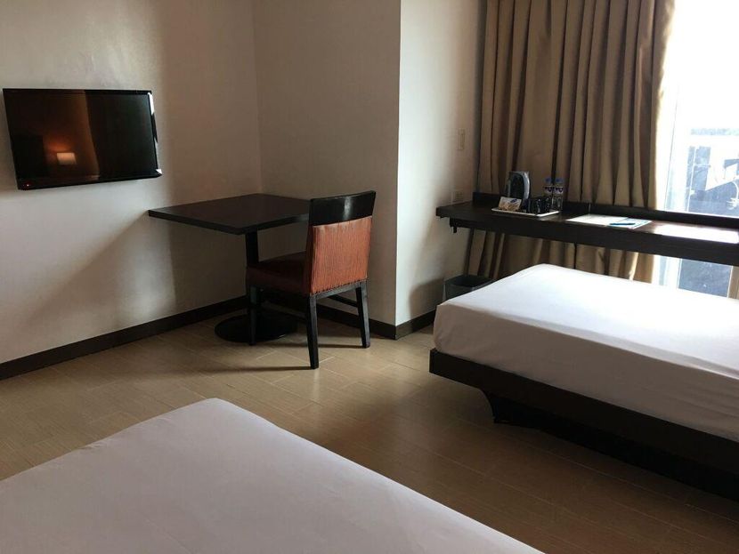 HOLIDAY INN EXPRESS NEWPORT - 4
