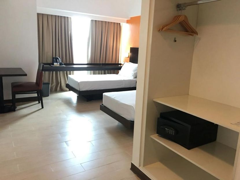 HOLIDAY INN EXPRESS NEWPORT - 6