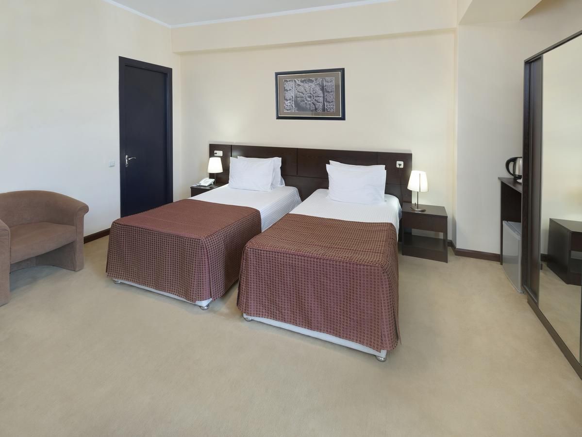 ANI CENTRAL INN HOTEL - 4