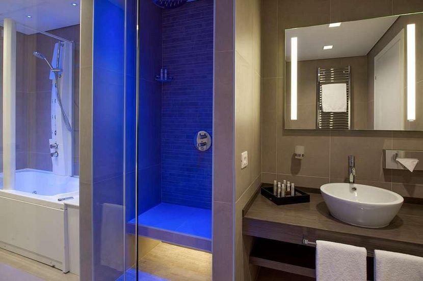 DOUBLE TREE BY HILTON HOTEL - 3