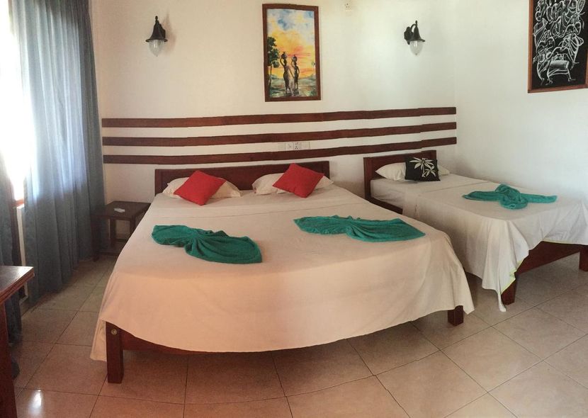 DRIFTERS HOTEL & BEACH RESTAURANT - 3