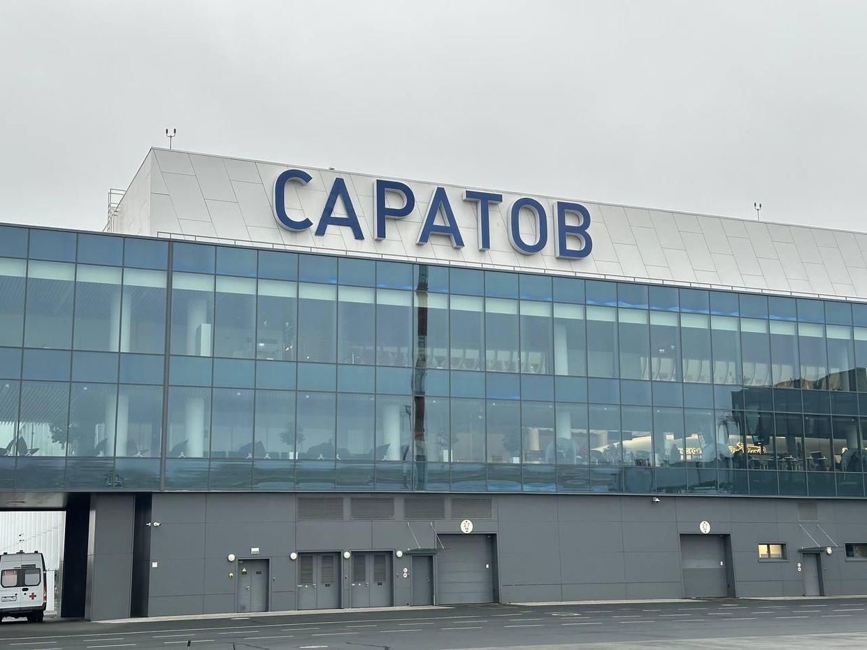 «Сратов» снова стал «Саратовом»: в аэропорту Гагарин вернули недостающую букву - 1