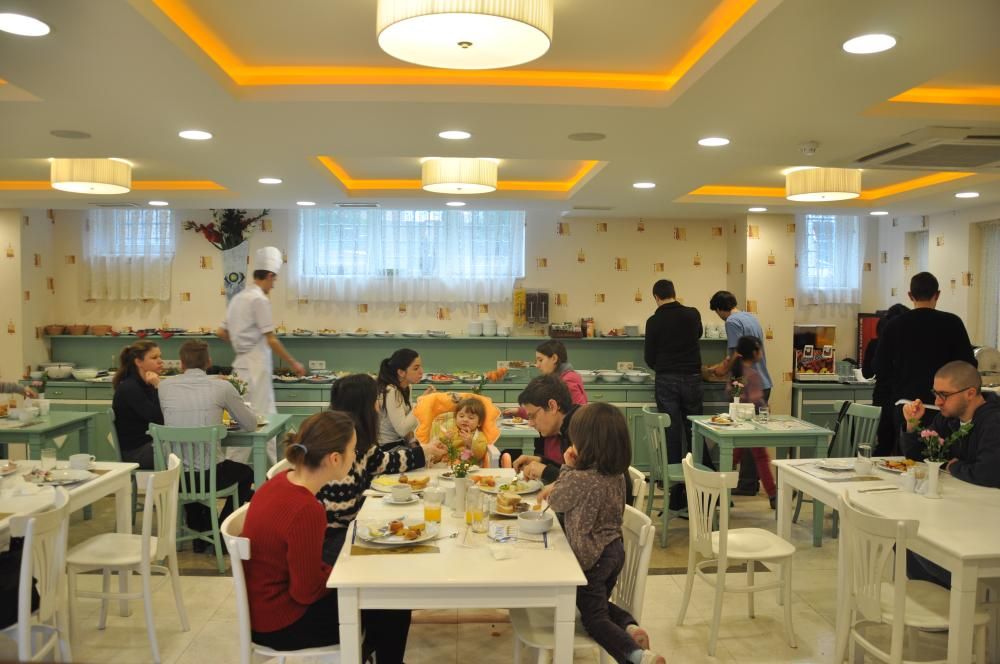 Istanbul Holiday Hotel - 9