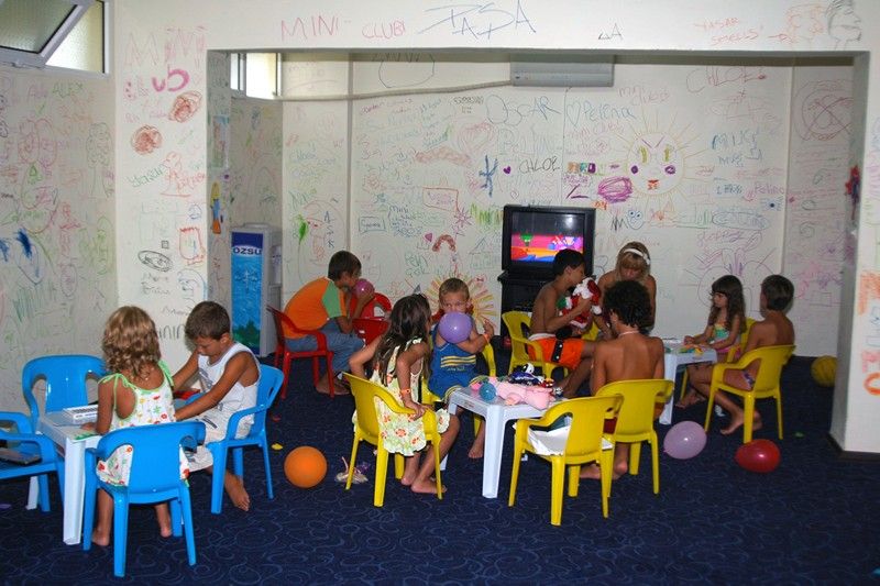 Flora Suites Hotel - 10