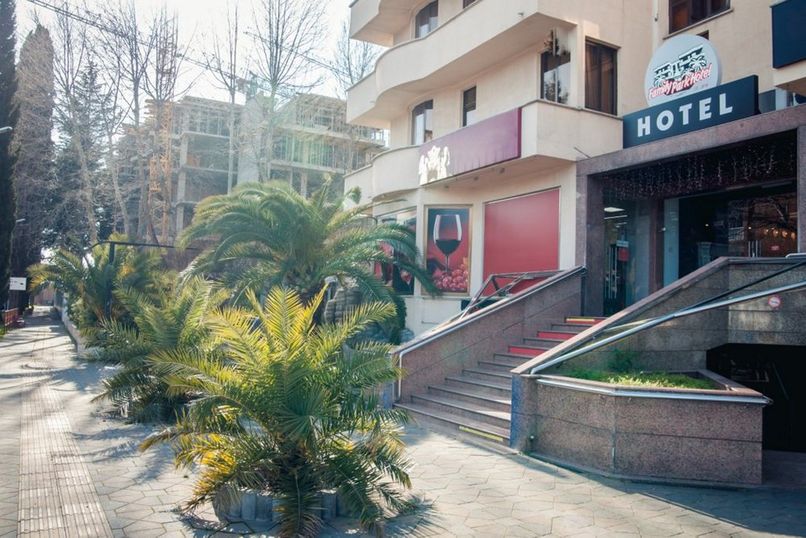 FAMILY HOLIDAY HOTEL, гостевой дом - 1