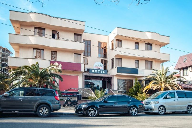 FAMILY HOLIDAY HOTEL, гостевой дом - 2