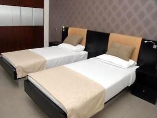 ROYAL ASCOT HOTEL - 2