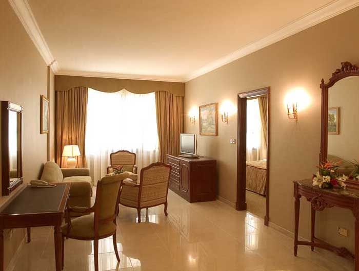 ROYAL ASCOT HOTEL - 14