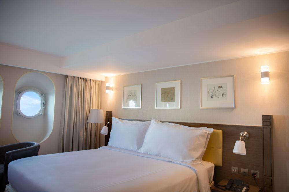 QUEEN ELIZABETH 2 - 19