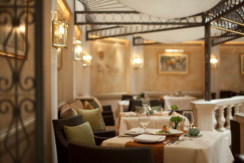 THE ROYAL GARDEN HOTEL - 10